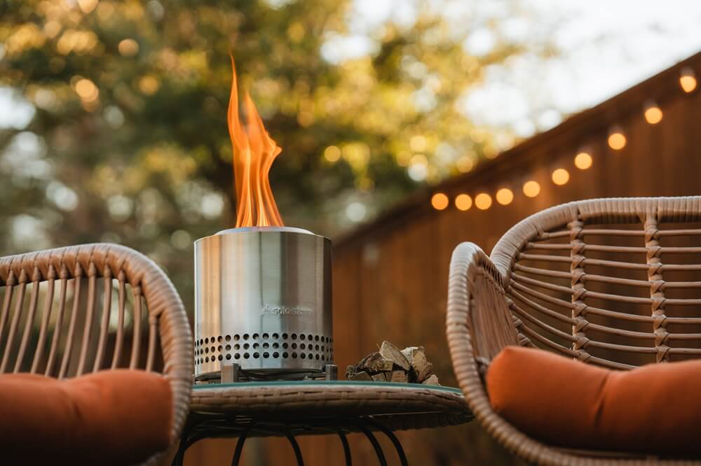 mesa-xl-ohnisko-nerezove-solo-stove-na-stole-v-zahrade